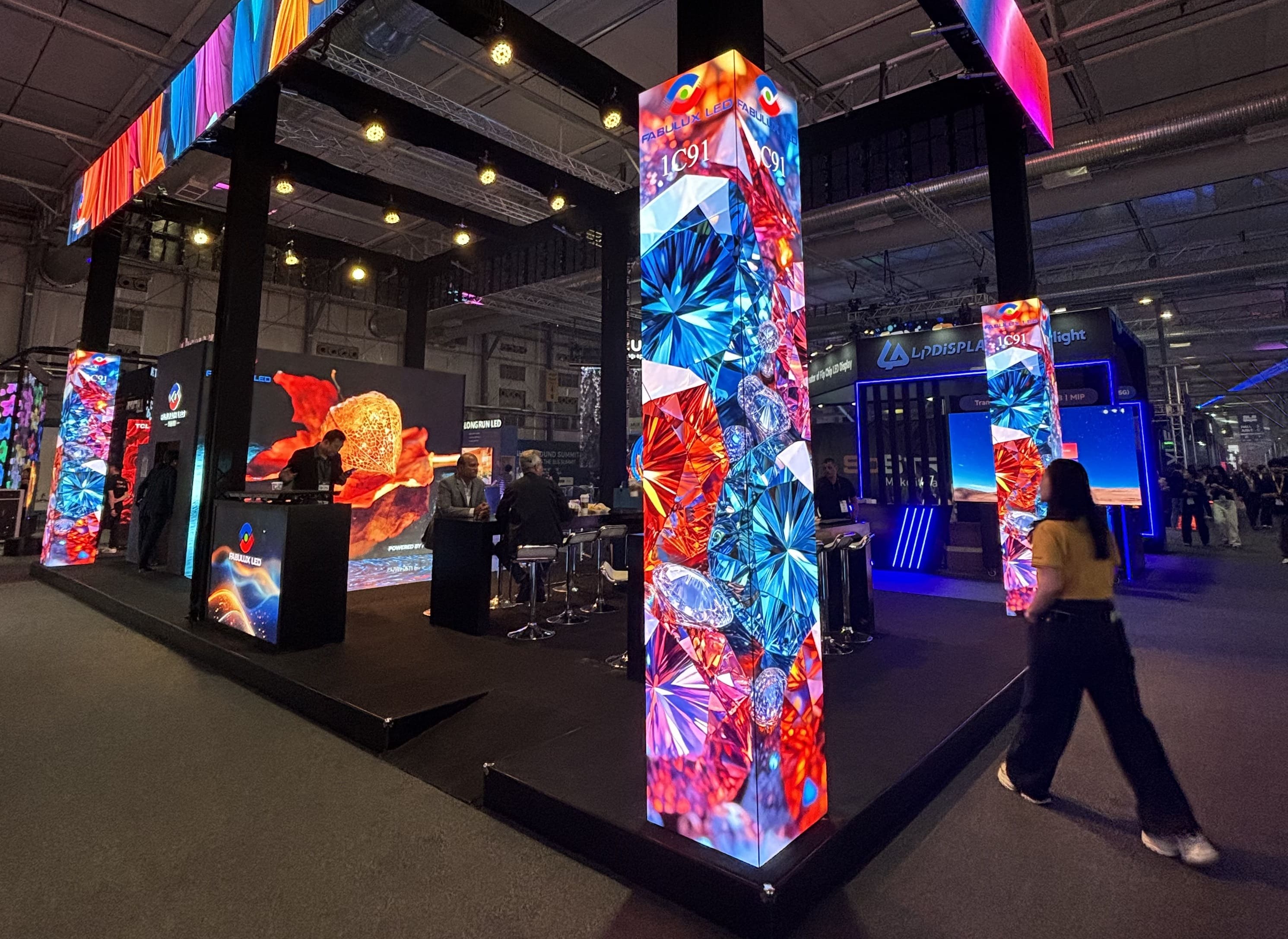 led pillar display screen